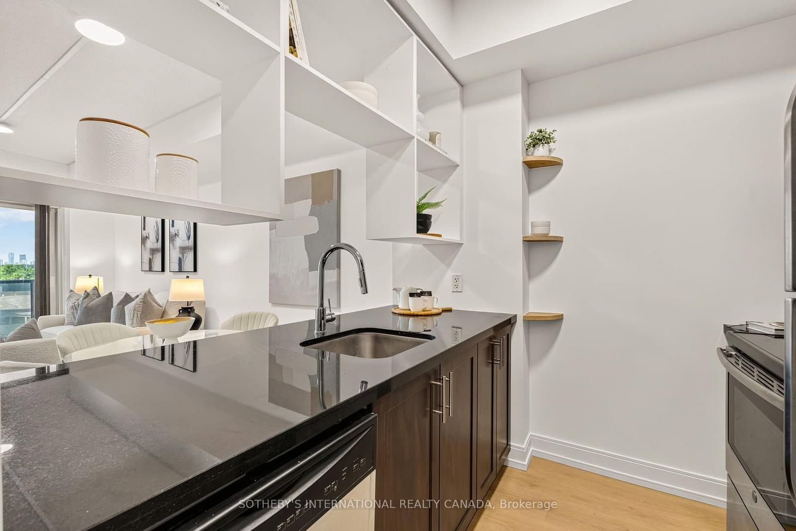 135 Village Green Square, Unit 519 thumbnail 16