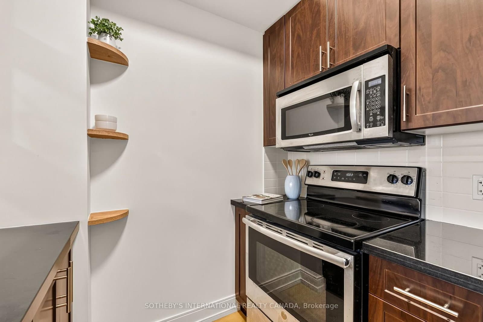 135 Village Green Square, Unit 519 thumbnail 17