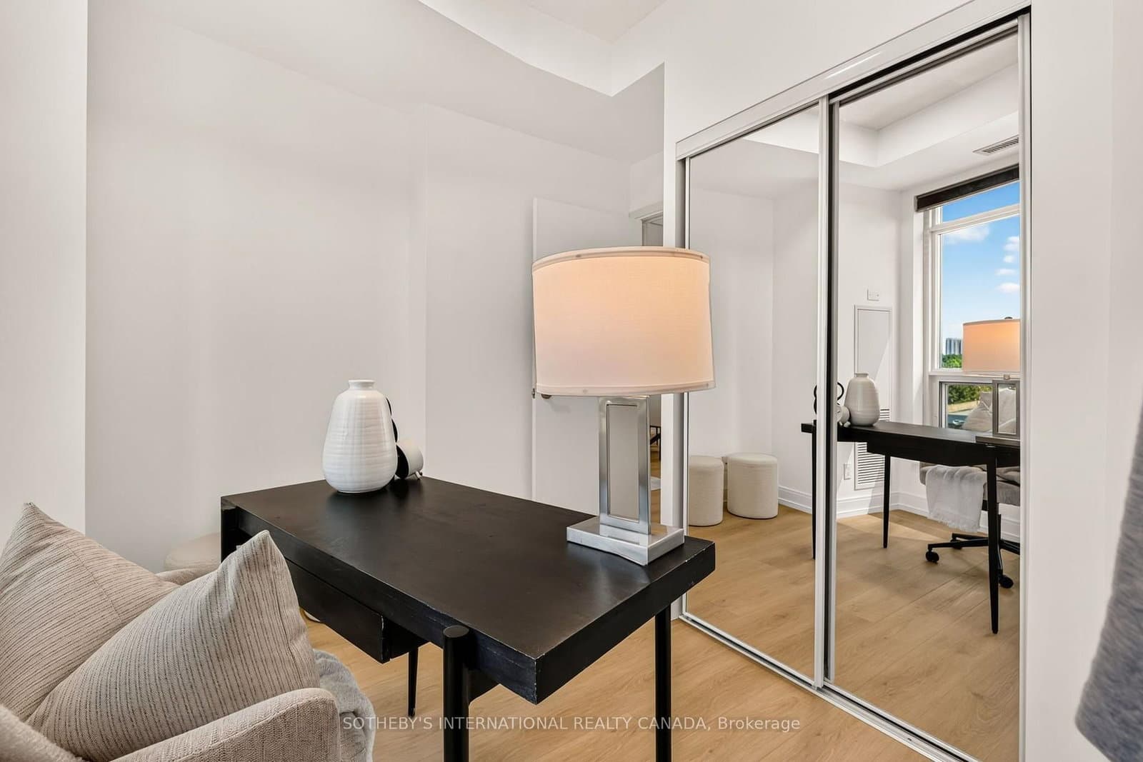 135 Village Green Square, Unit 519 thumbnail 23