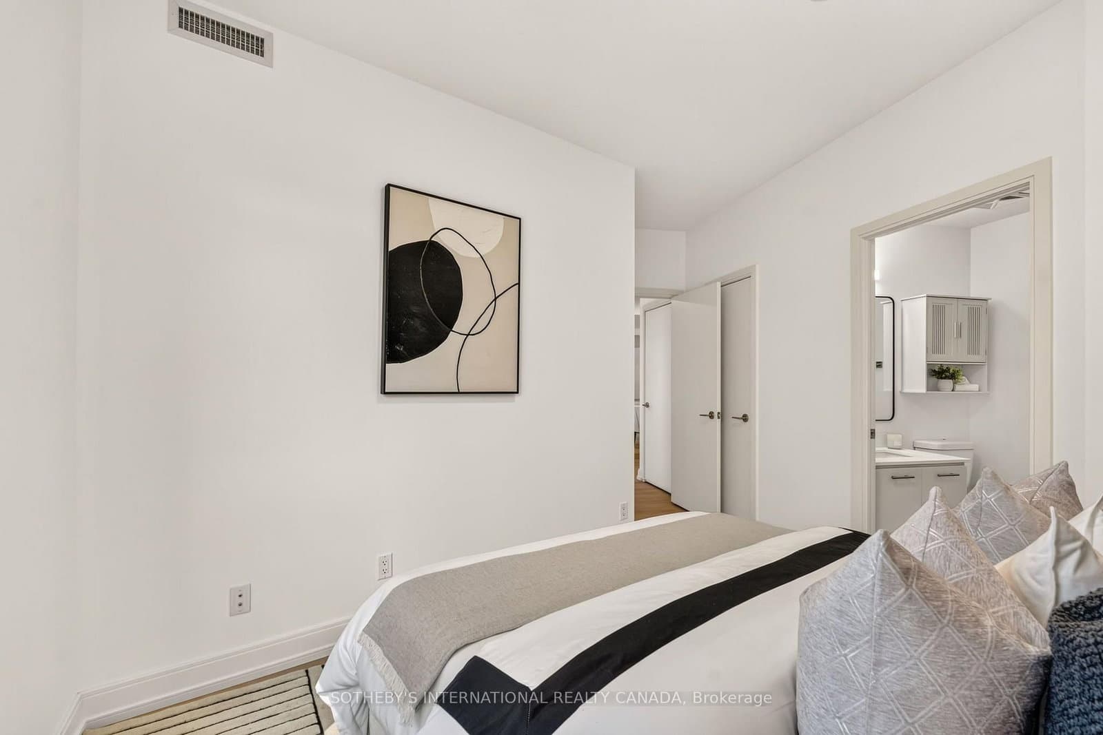 135 Village Green Square, Unit 519 thumbnail 25