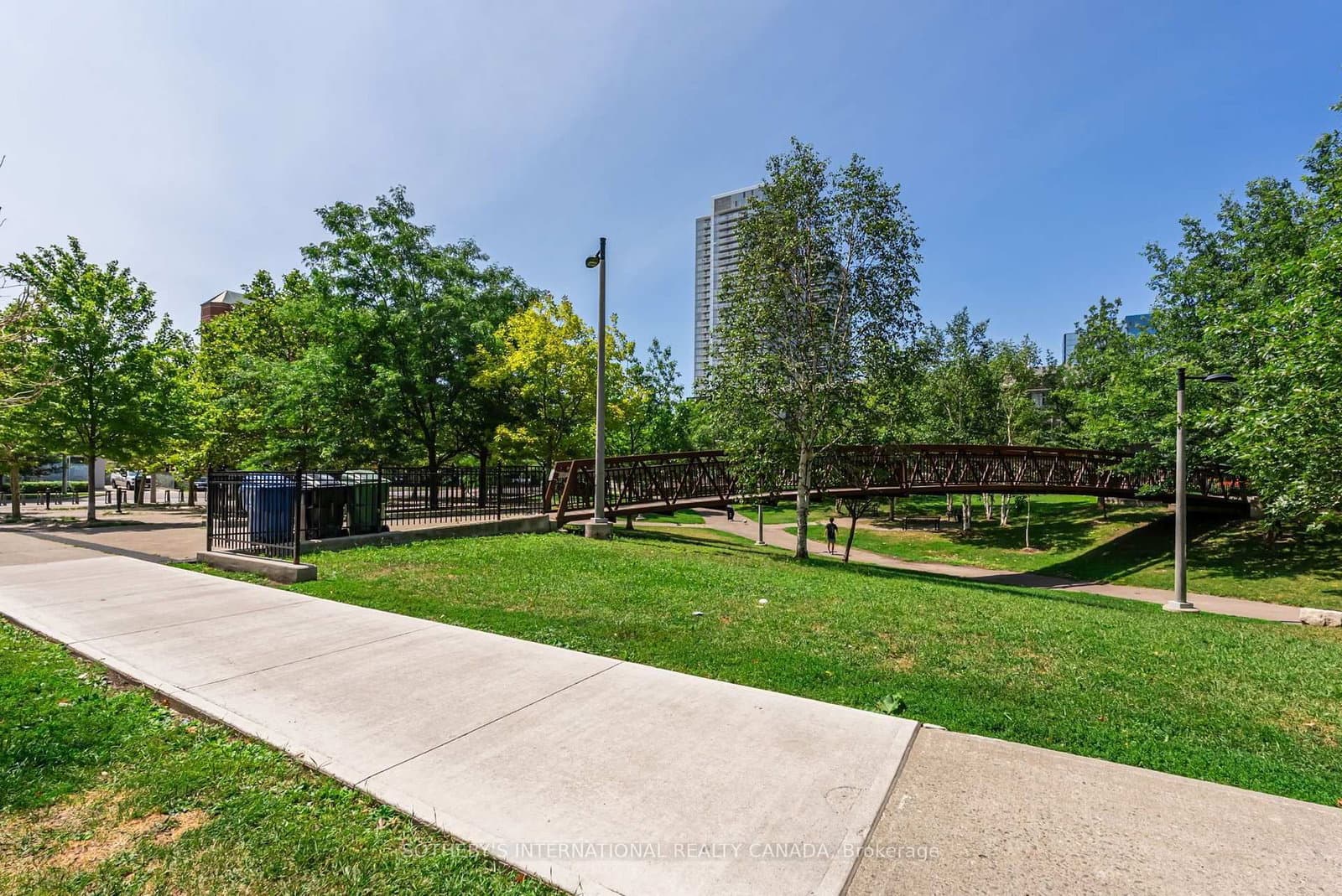 135 Village Green Square, Unit 519 thumbnail 5
