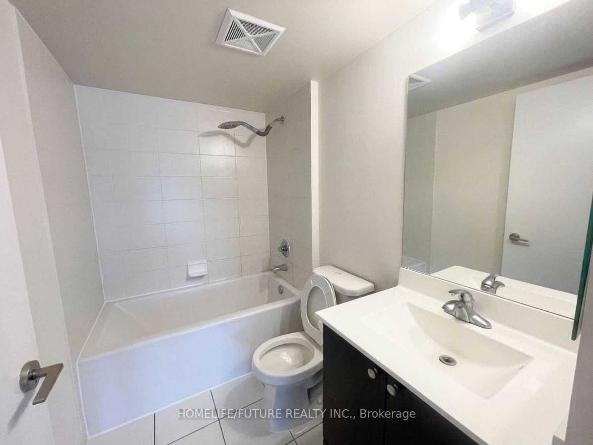 181 Village Green Square, Unit 821 thumbnail 15