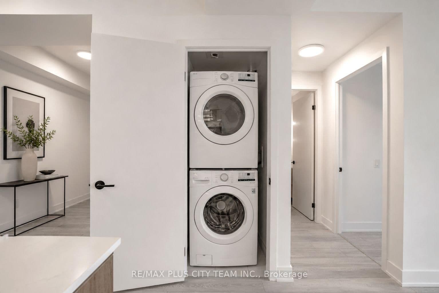 1285 Queen Street E, Unit 303 thumbnail 11
