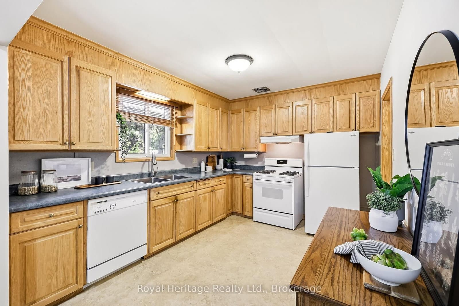 12 Simcoe Street thumbnail 11