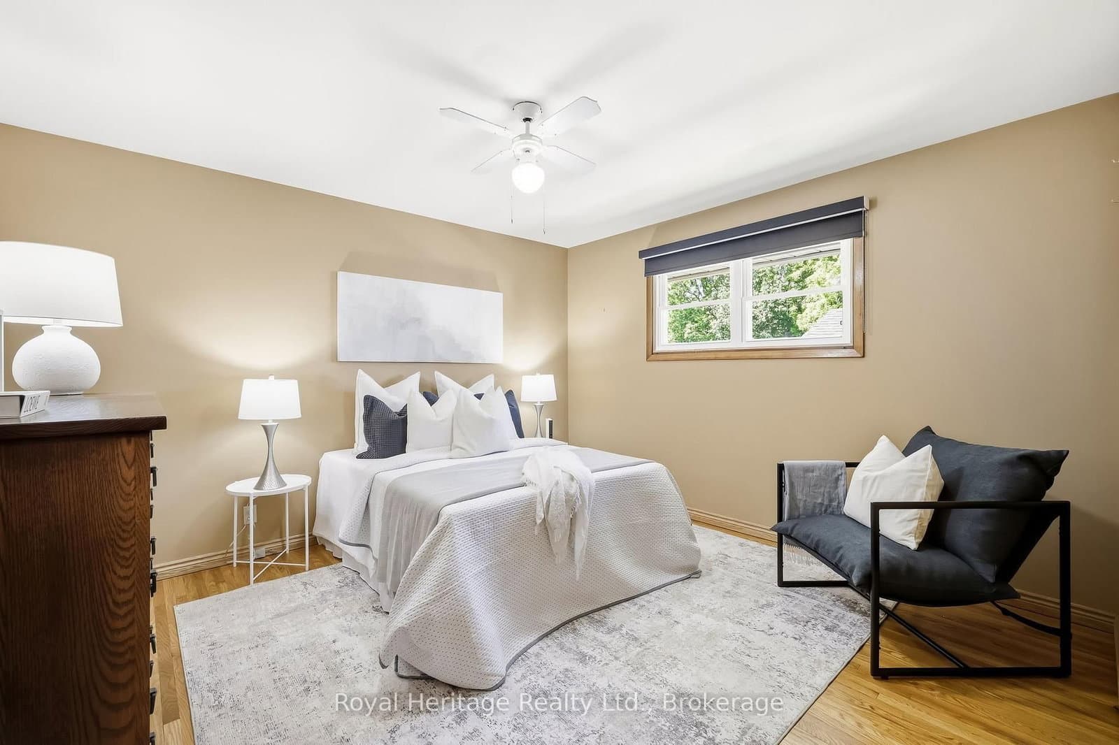 12 Simcoe Street thumbnail 16