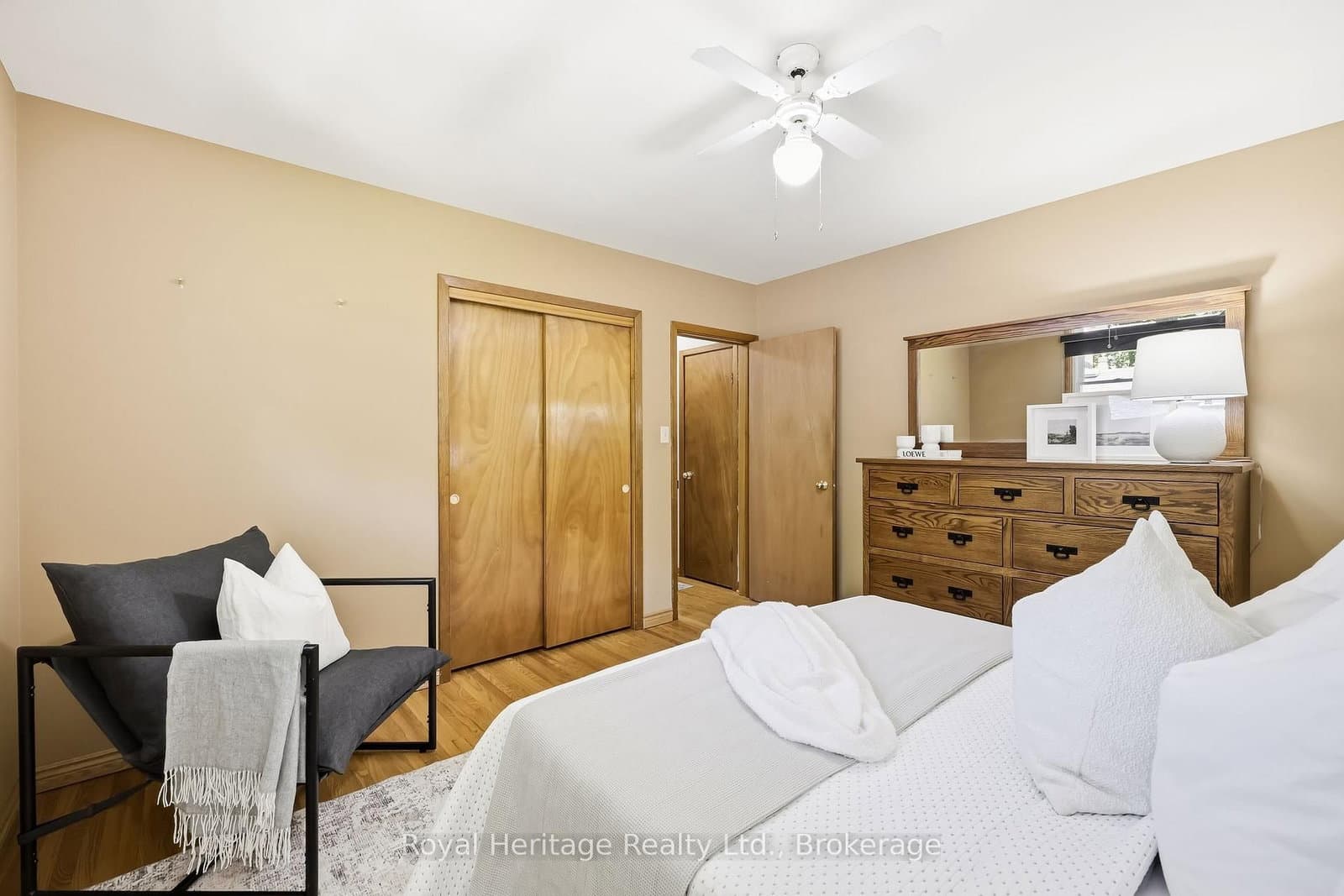 12 Simcoe Street thumbnail 17