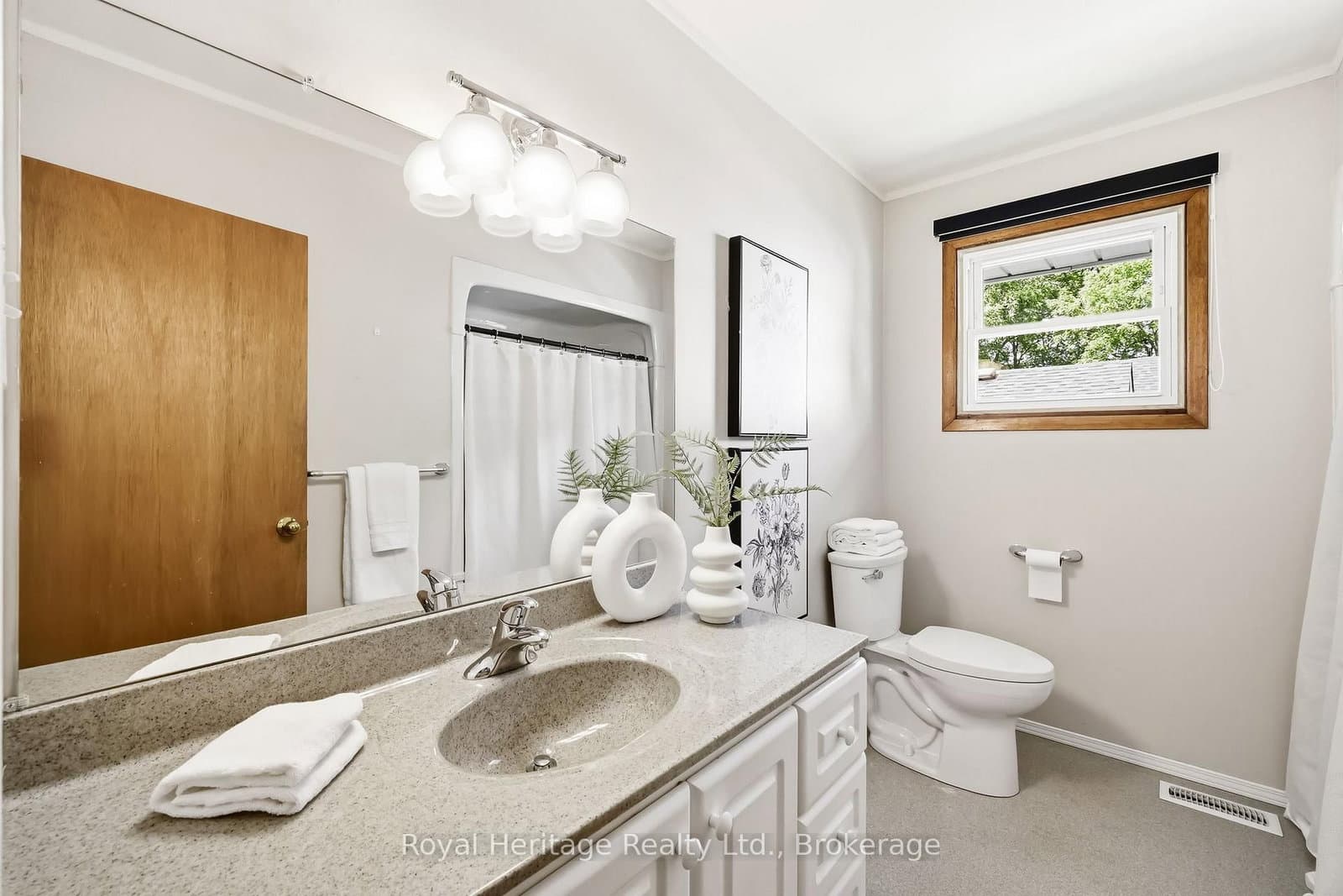 12 Simcoe Street thumbnail 19