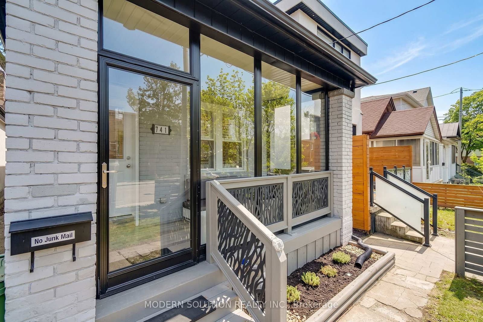 741 Milverton Boulevard thumbnail 3