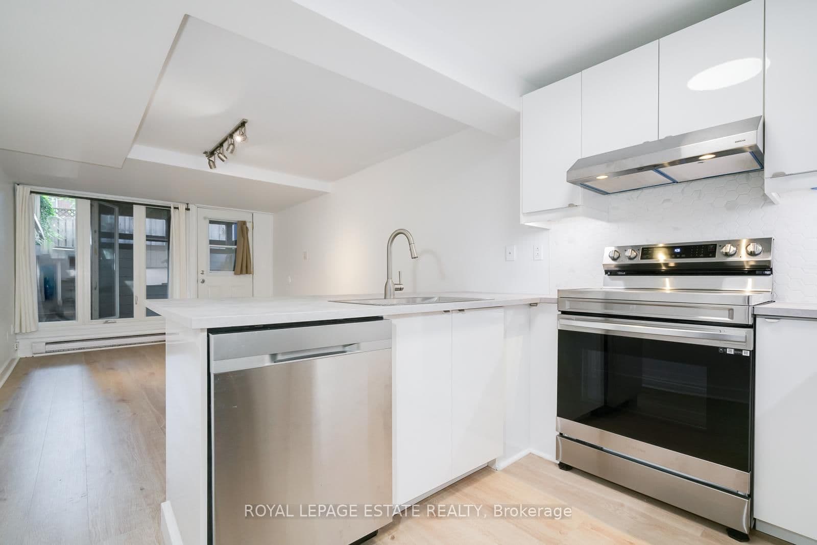 155 Langley Avenue, Unit Lower Level thumbnail 5