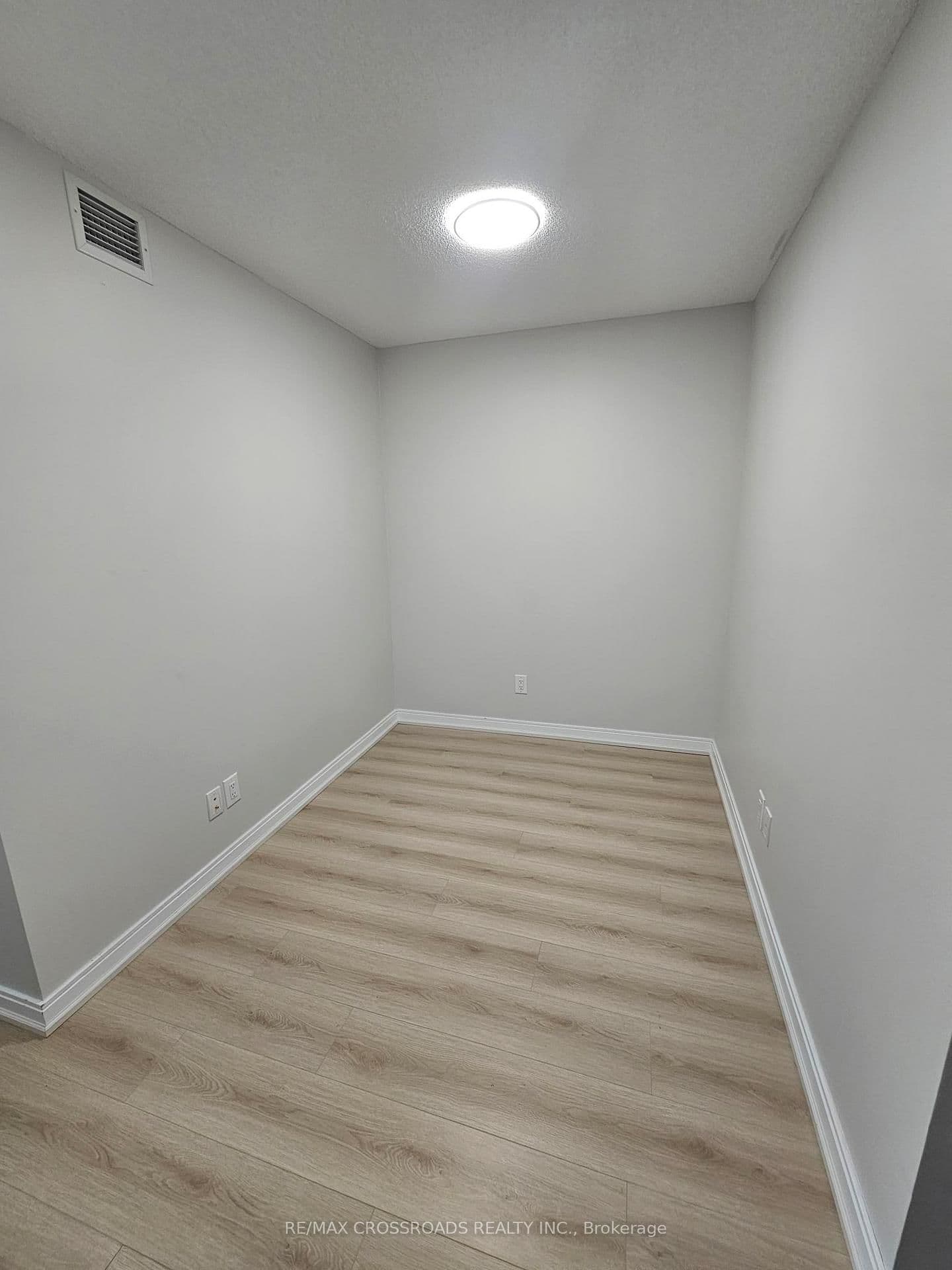 151 Village Green Square, Unit 506 thumbnail 16