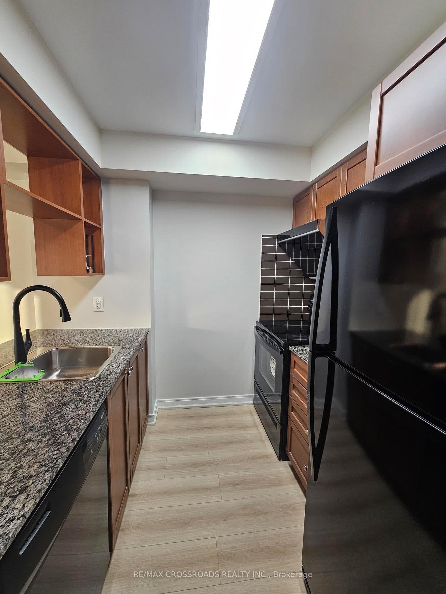 151 Village Green Square, Unit 506 thumbnail 5