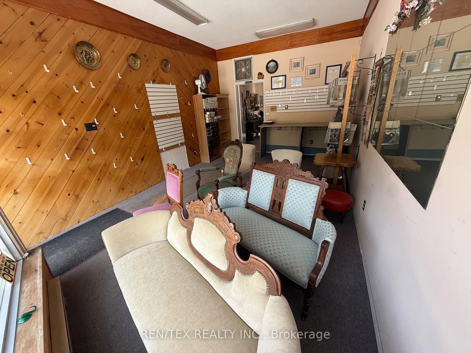 875 O'Connor Drive E thumbnail 3