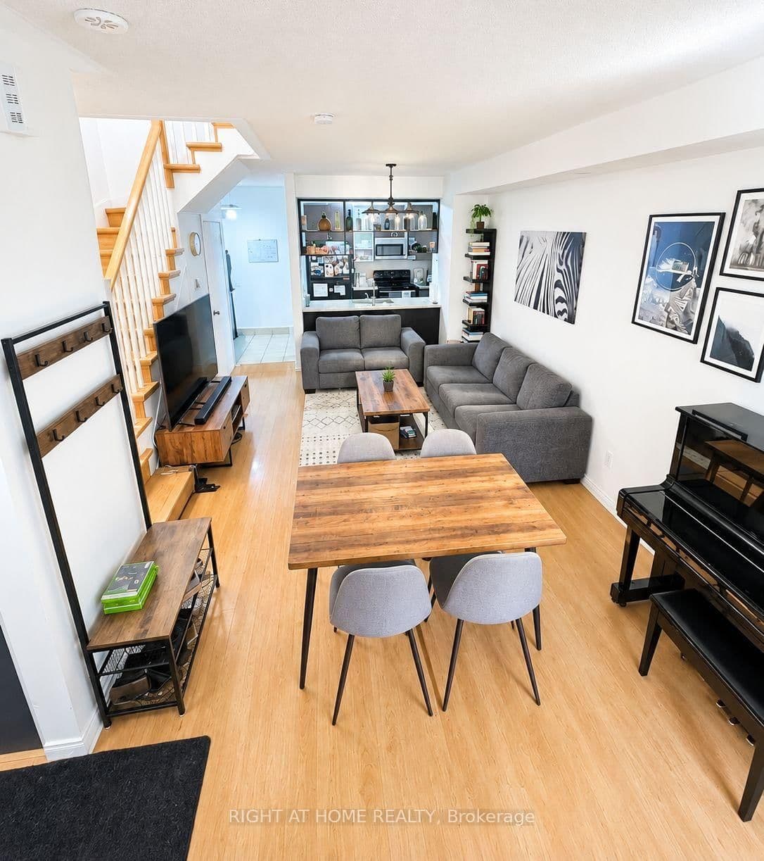 290 Village Green Square, Unit TH25 thumbnail 2