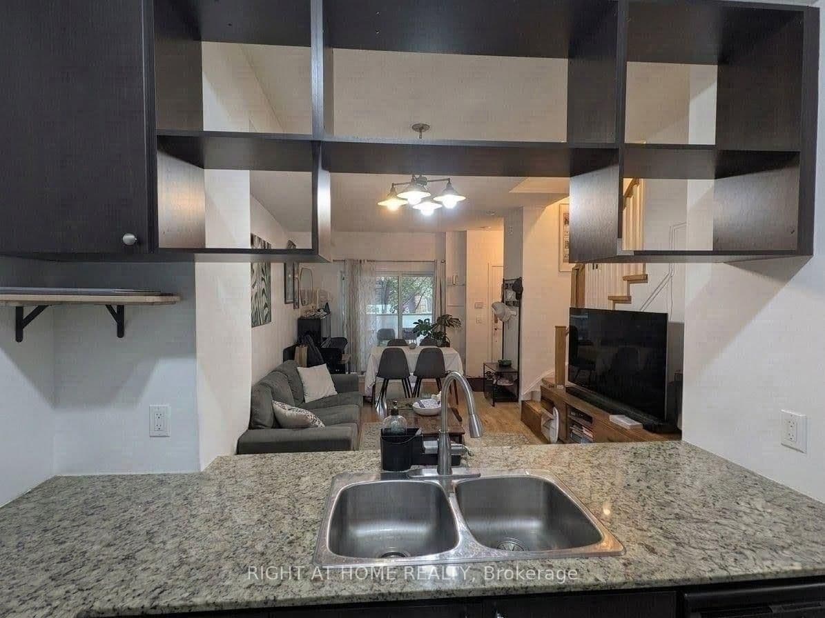 290 Village Green Square, Unit TH25 thumbnail 3