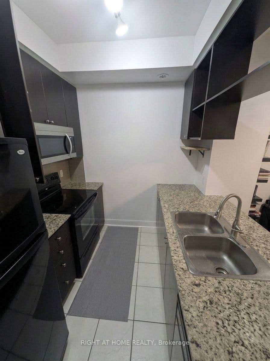 290 Village Green Square, Unit TH25 thumbnail 4