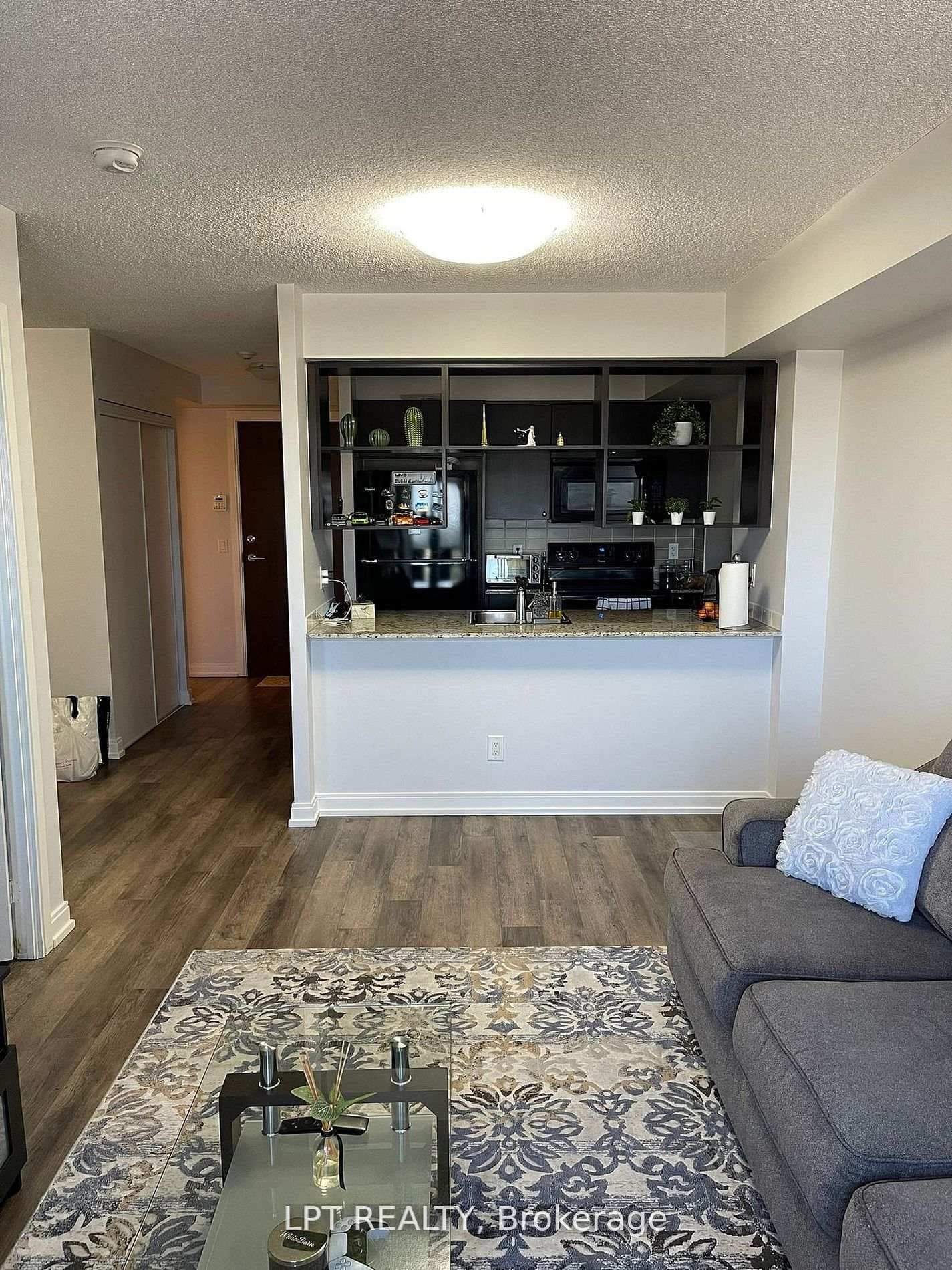 181 Village Green Square, Unit 812 thumbnail 4