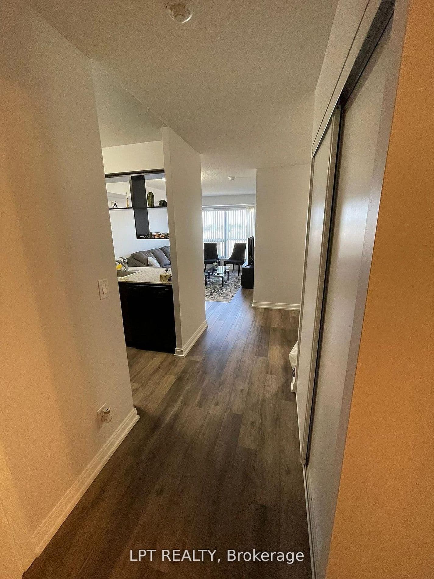 181 Village Green Square, Unit 812 thumbnail 8