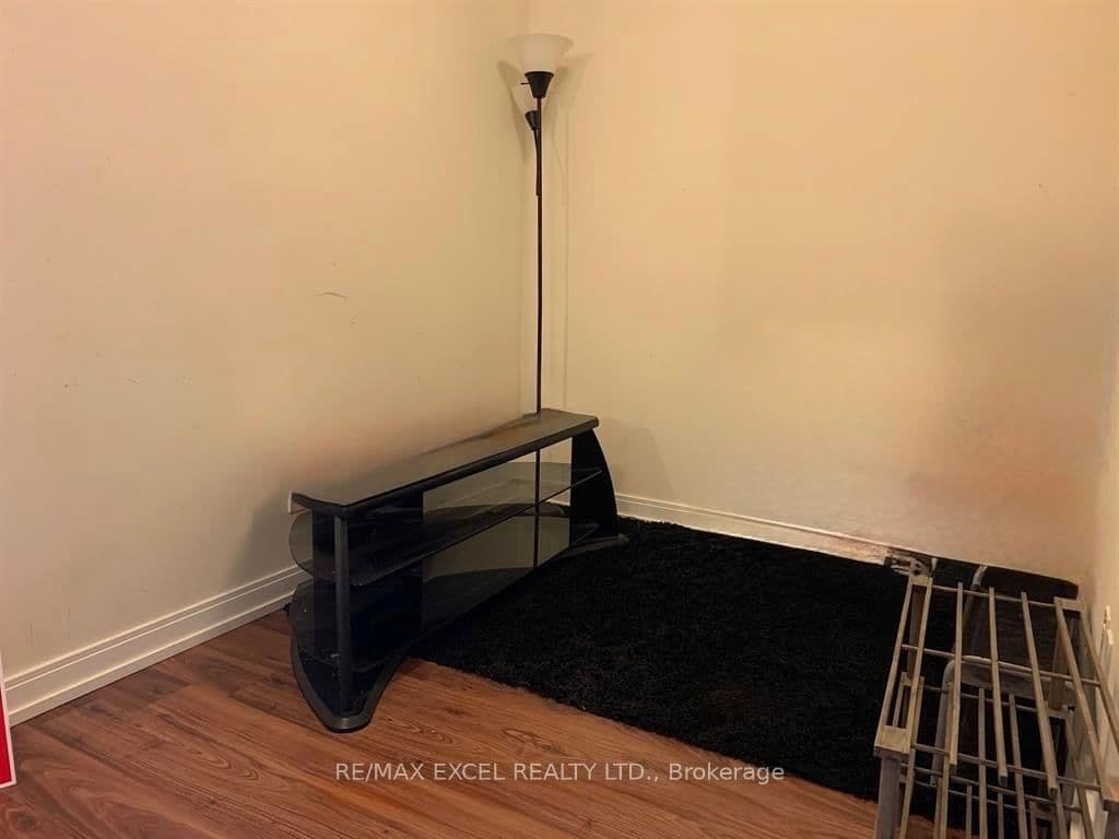 151 Village Green Square, Unit 1806 thumbnail 13