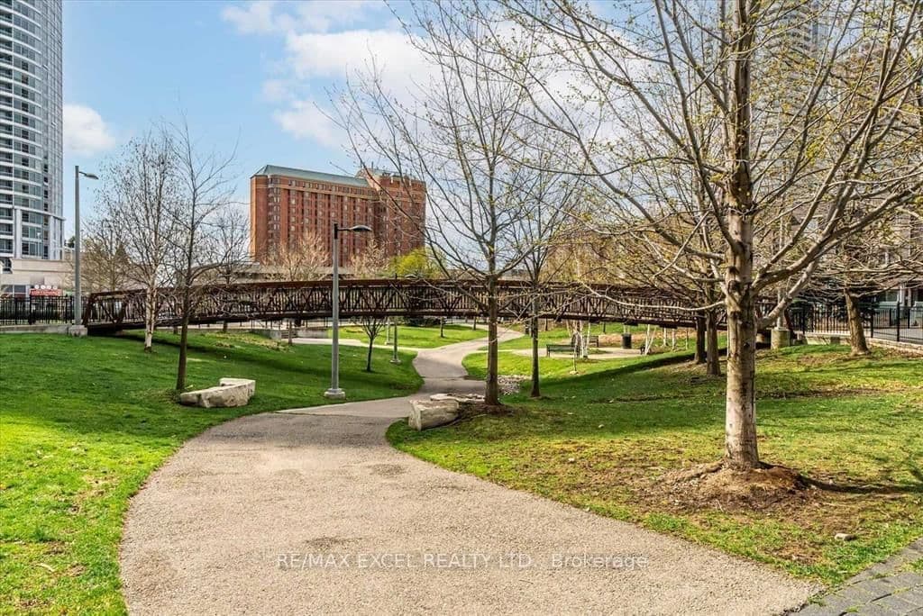 151 Village Green Square, Unit 1806 thumbnail 23