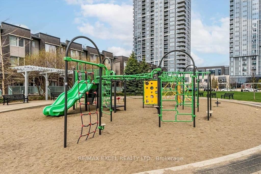 151 Village Green Square, Unit 1806 thumbnail 24