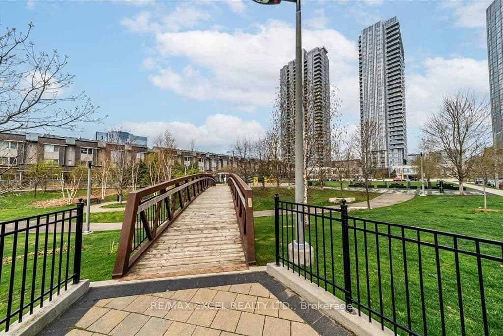151 Village Green Square, Unit 1806 thumbnail 25
