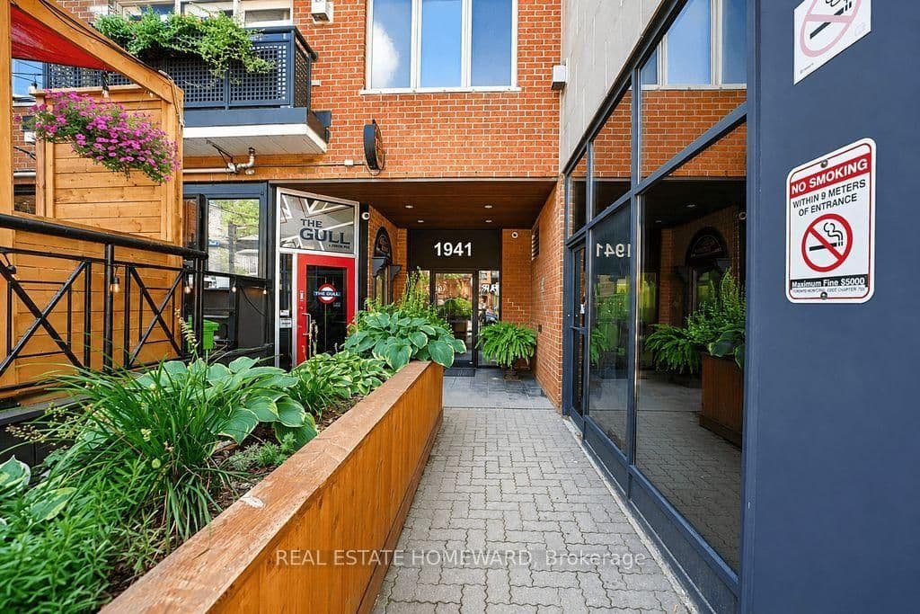 1941 E Queen Street E, Unit 304 thumbnail 2