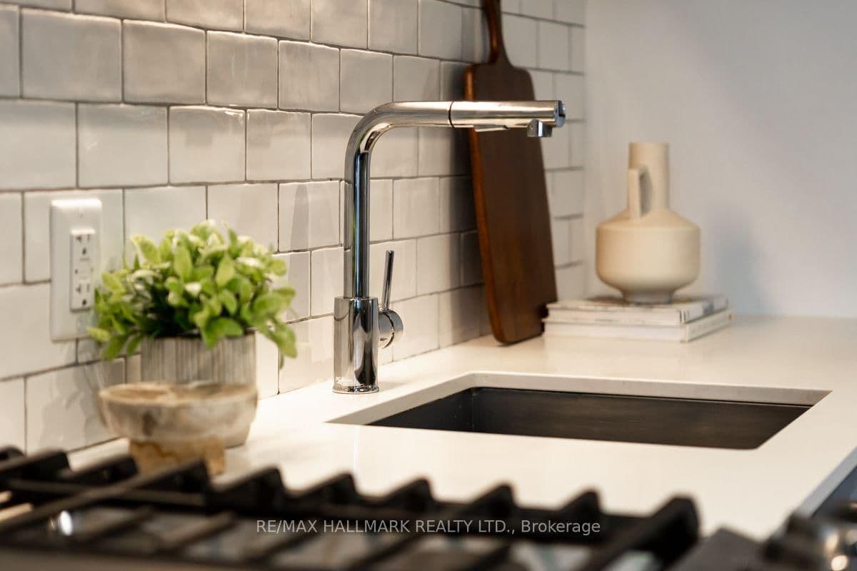 1331 Queen Street E, Unit 403 thumbnail 18