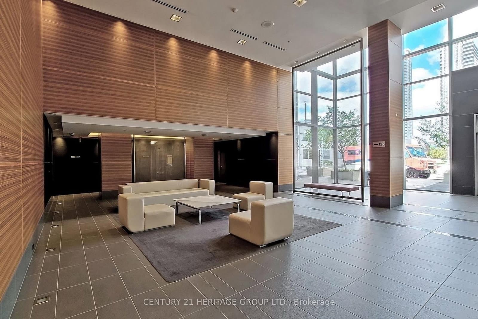 135 Village Green Square, Unit 1216 thumbnail 3
