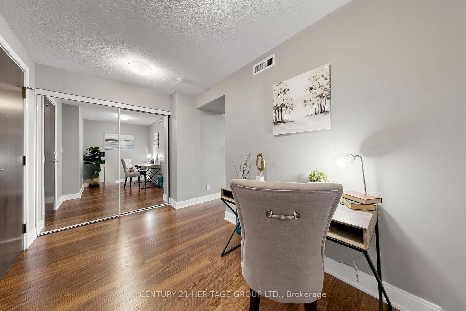 135 Village Green Square, Unit 1216 thumbnail 7