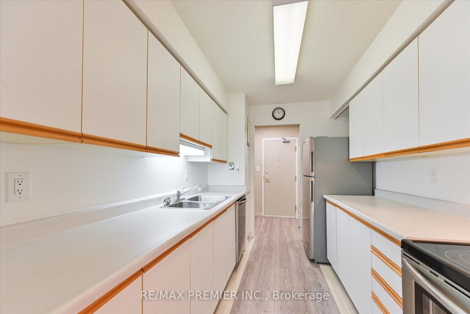 3734 St Clair Avenue E, Unit 403 thumbnail 12