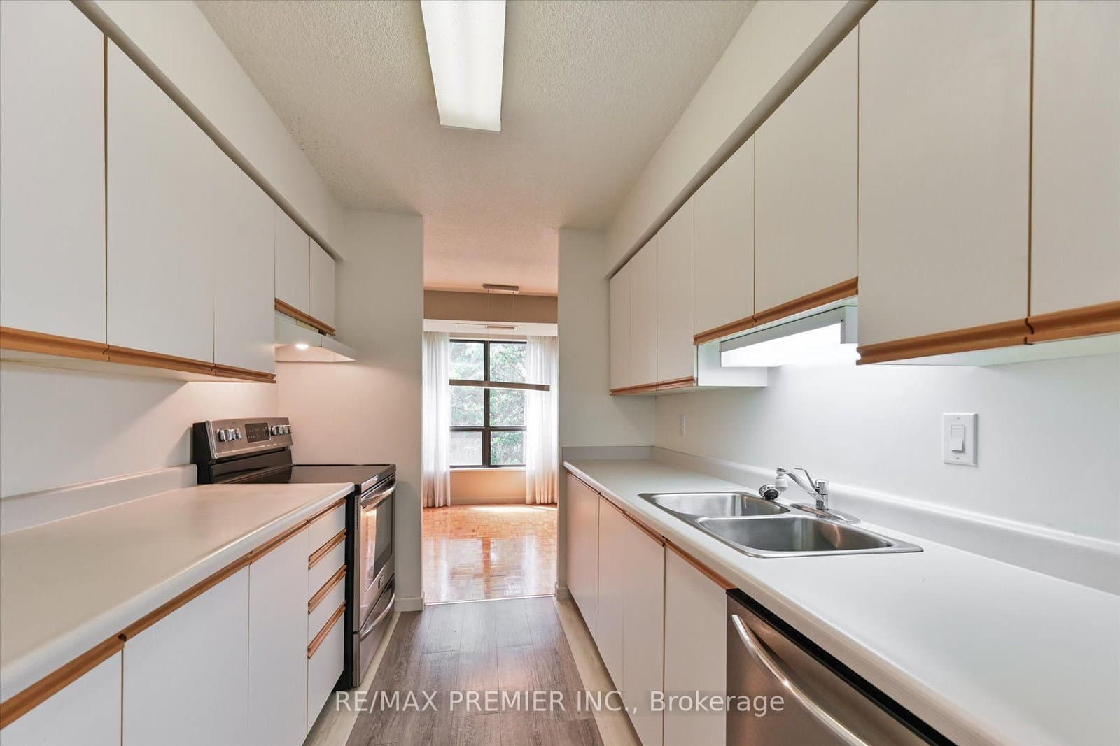 3734 St Clair Avenue E, Unit 403 thumbnail 13