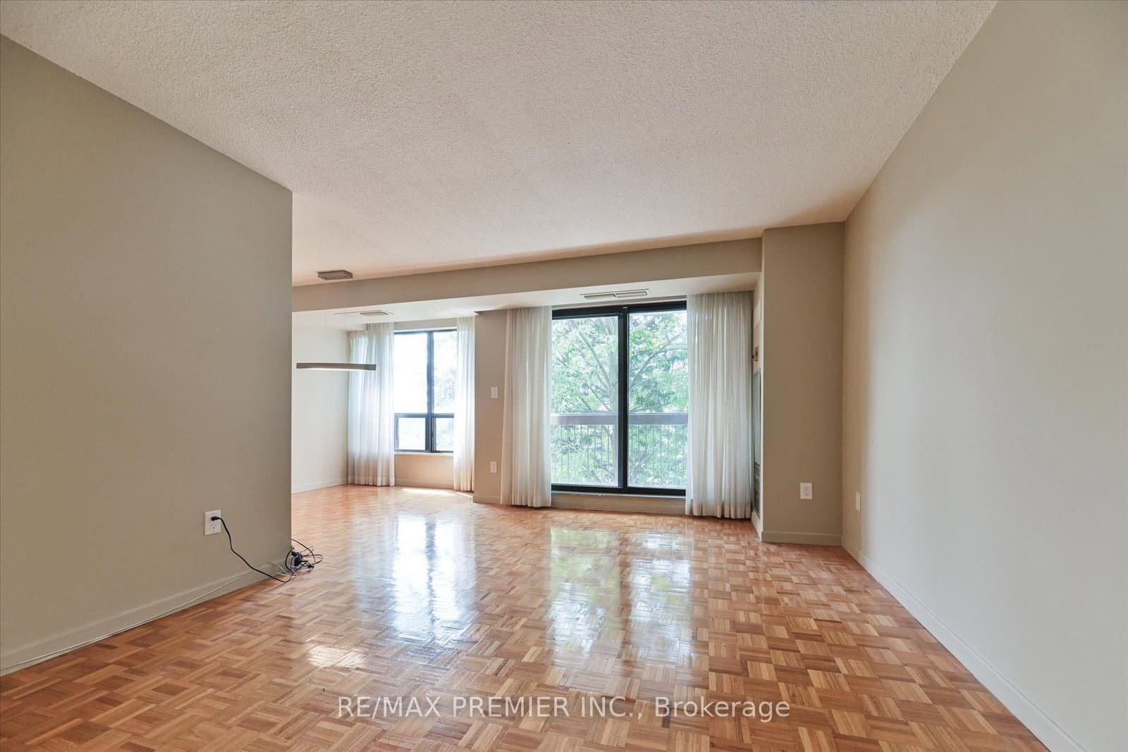 3734 St Clair Avenue E, Unit 403 thumbnail 8