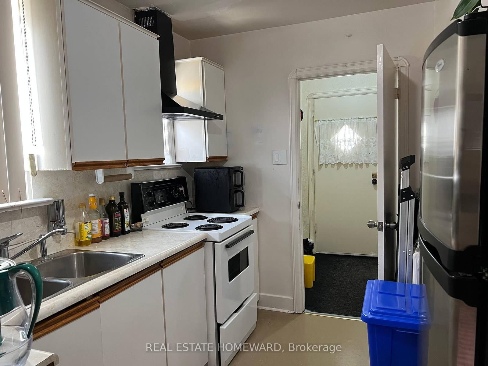 124 Glencrest Boulevard, Unit Main thumbnail 3