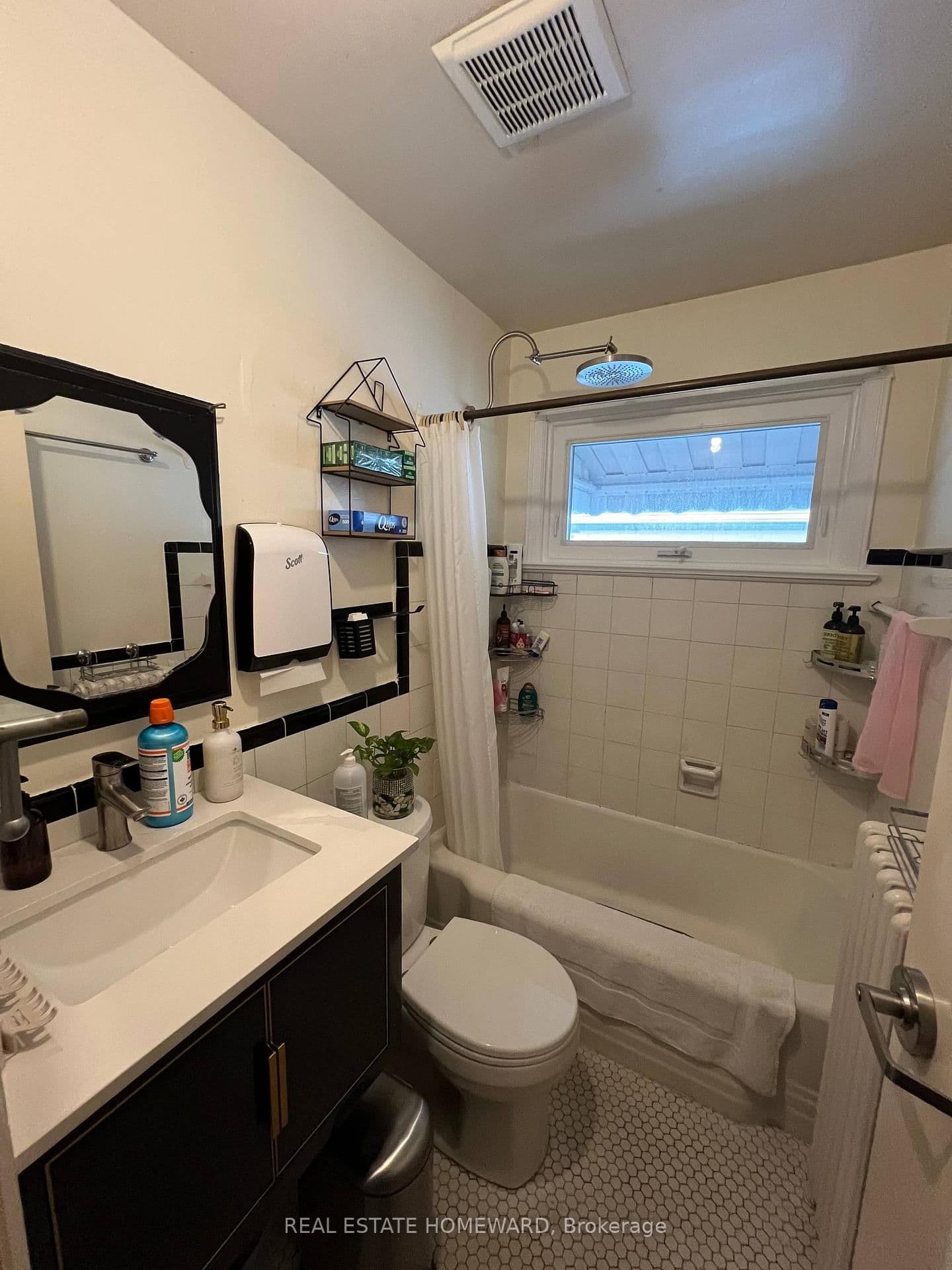 124 Glencrest Boulevard, Unit Main thumbnail 7