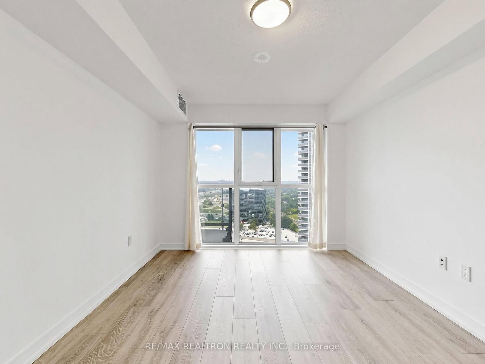 225 Village Green Square, Unit 2507 thumbnail 16