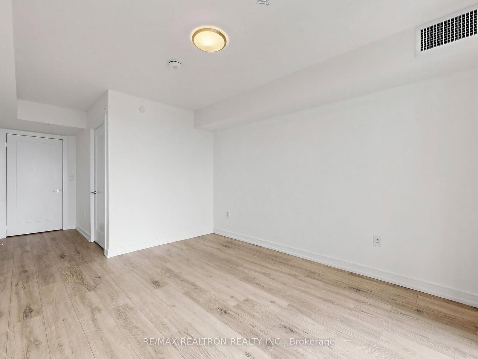 225 Village Green Square, Unit 2507 thumbnail 17