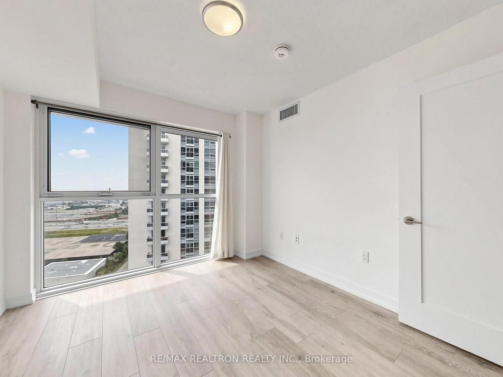 225 Village Green Square, Unit 2507 thumbnail 20