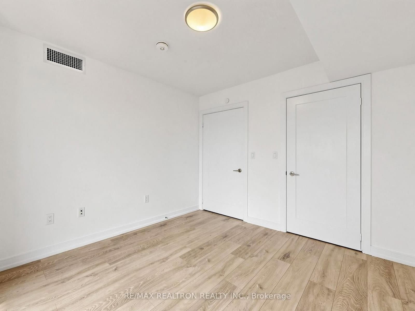 225 Village Green Square, Unit 2507 thumbnail 21