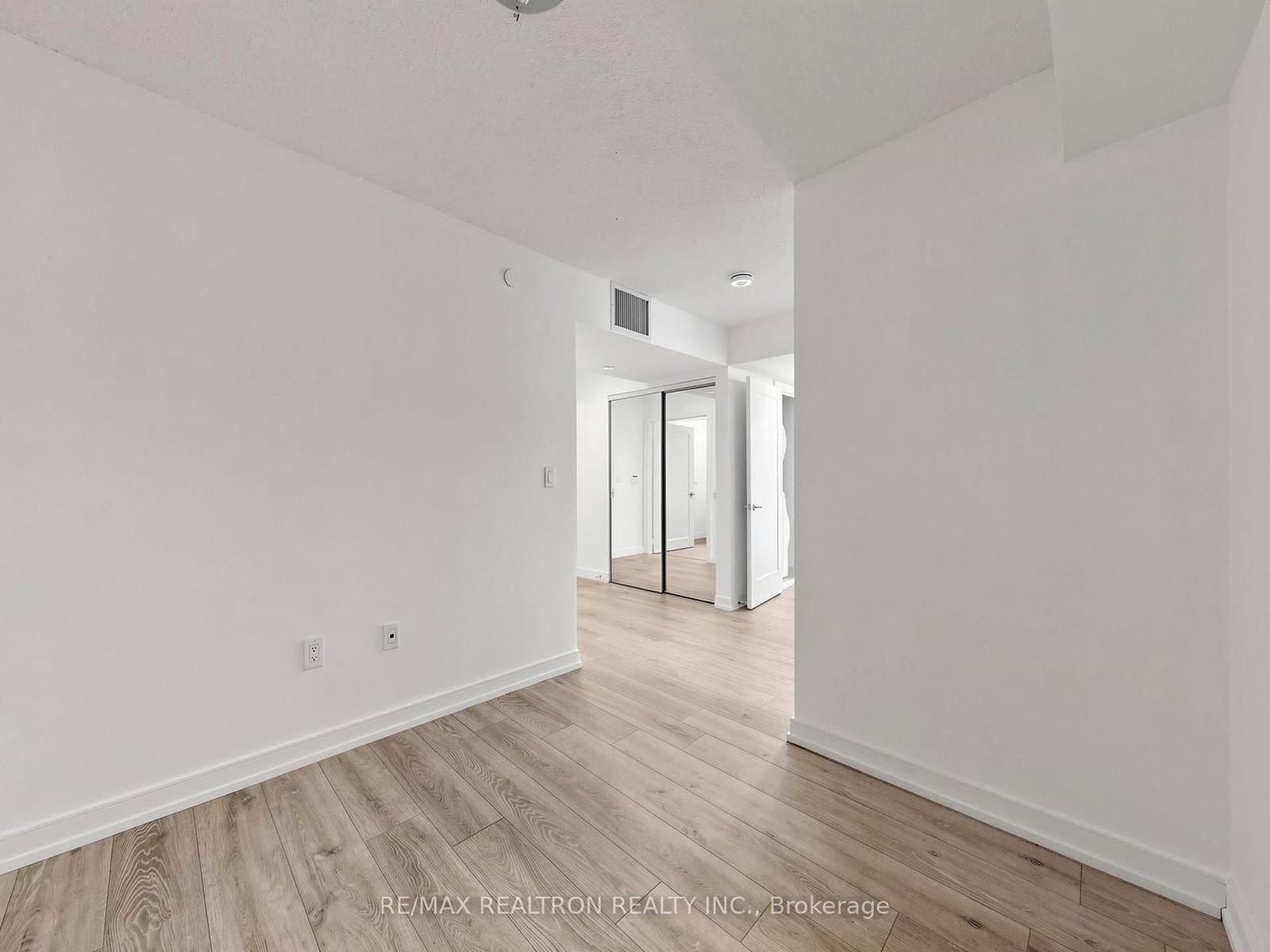 225 Village Green Square, Unit 2507 thumbnail 23
