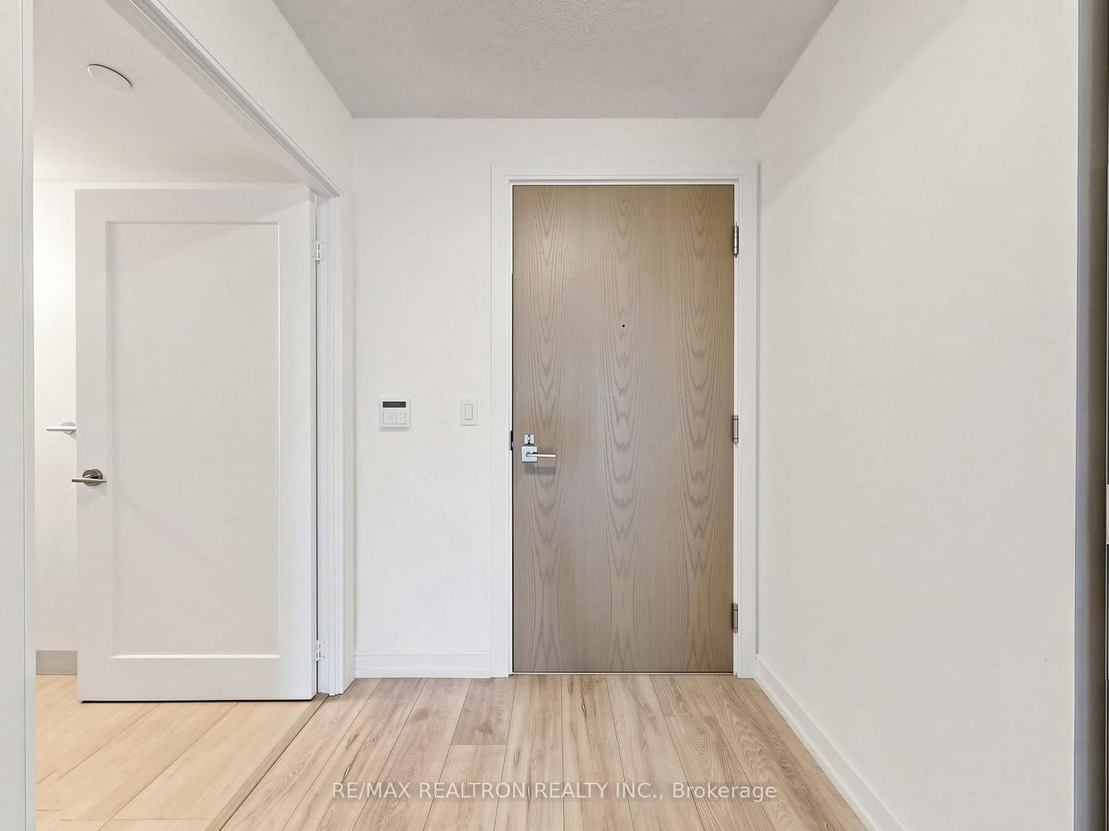225 Village Green Square, Unit 2507 thumbnail 25