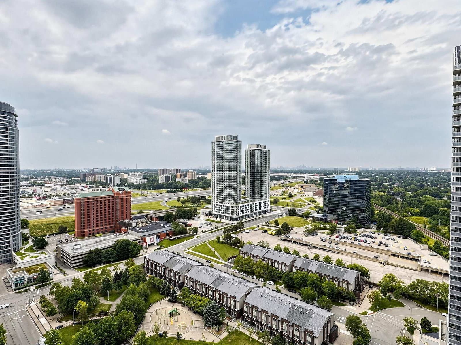 225 Village Green Square, Unit 2507 thumbnail 29