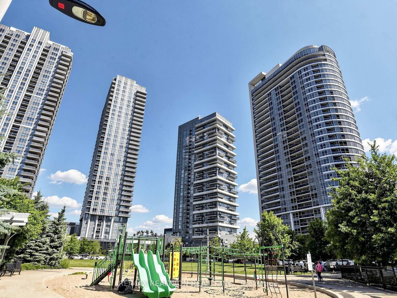 225 Village Green Square, Unit 2507 thumbnail 38