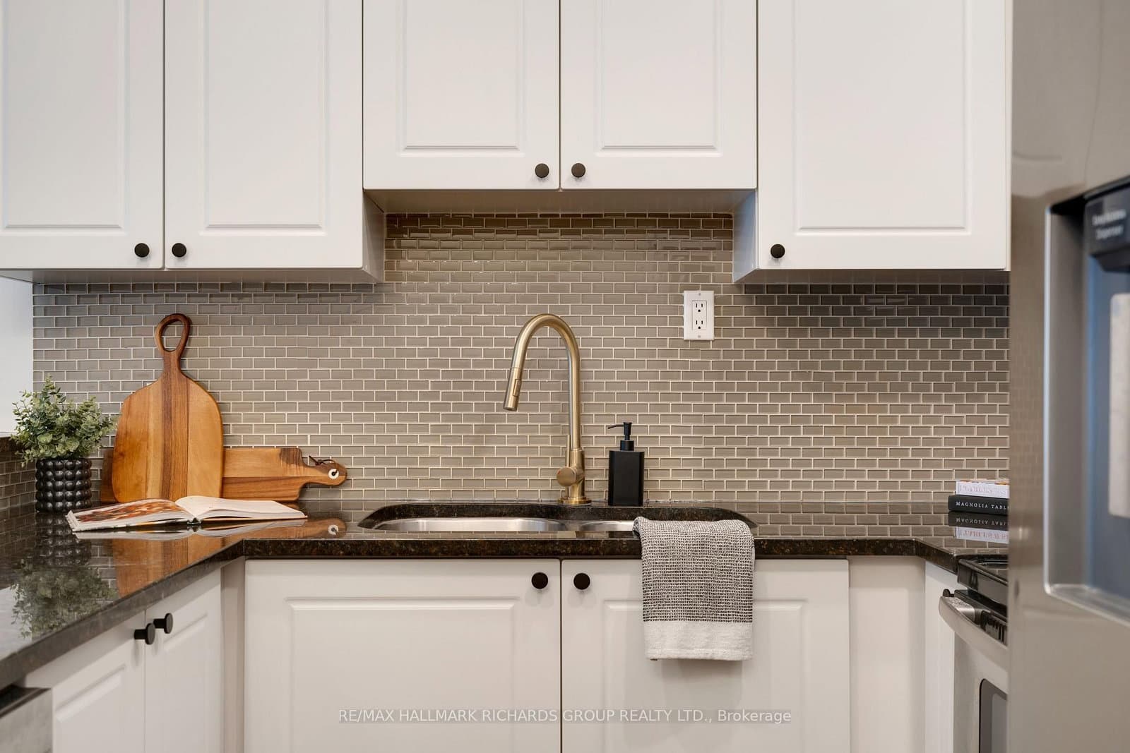325 Kingston Road, Unit 101 thumbnail 4