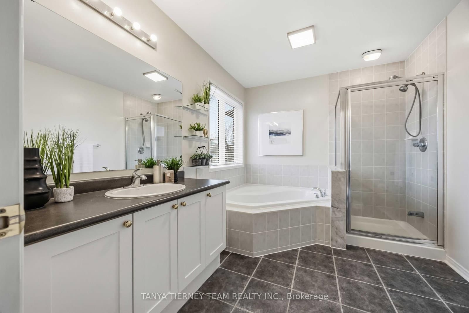 75 Robert Attersley Drive E thumbnail 34
