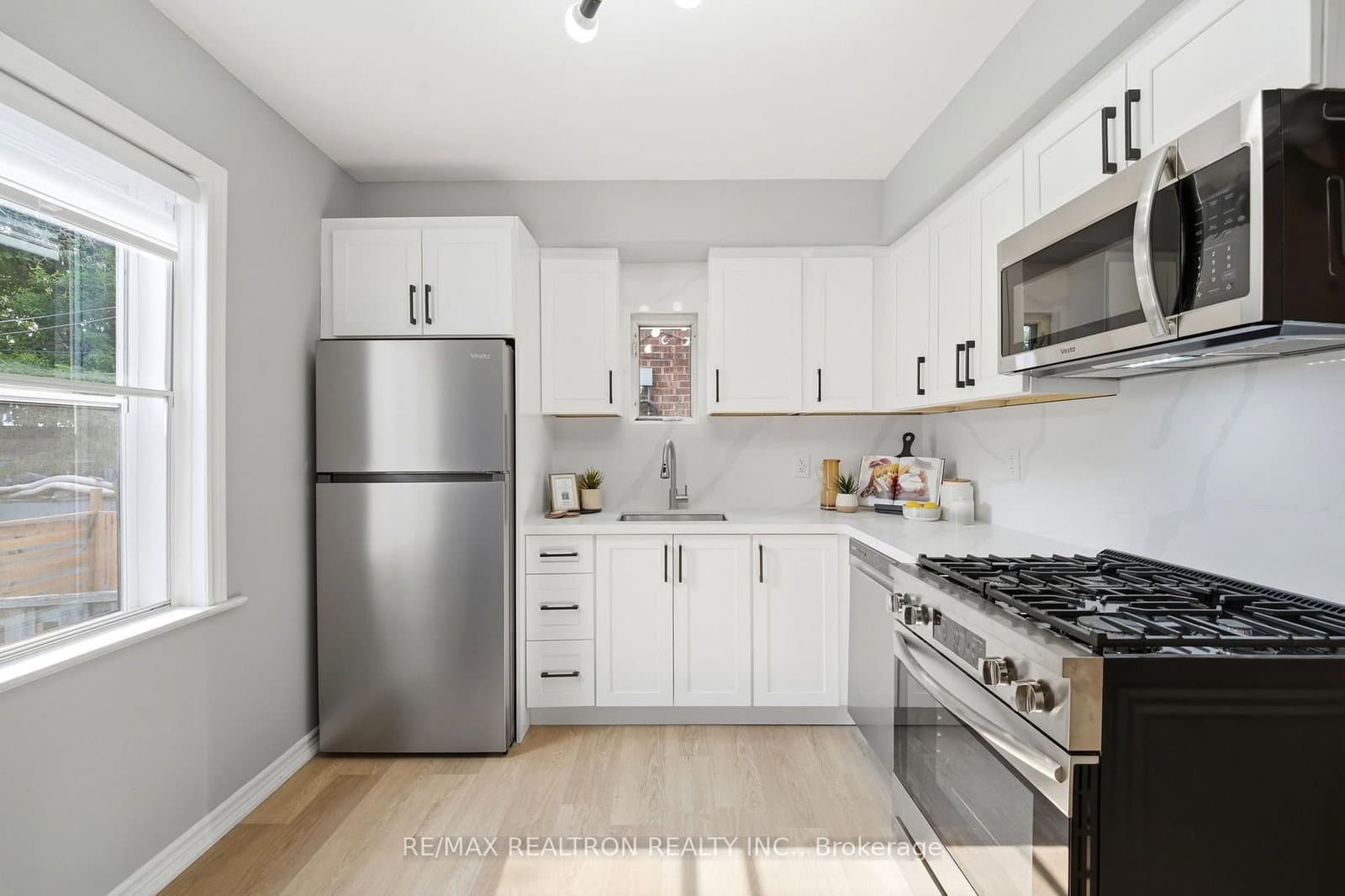 1056 Woodbine Avenue W thumbnail 12