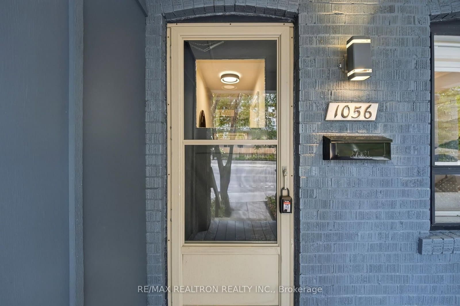 1056 Woodbine Avenue W thumbnail 2