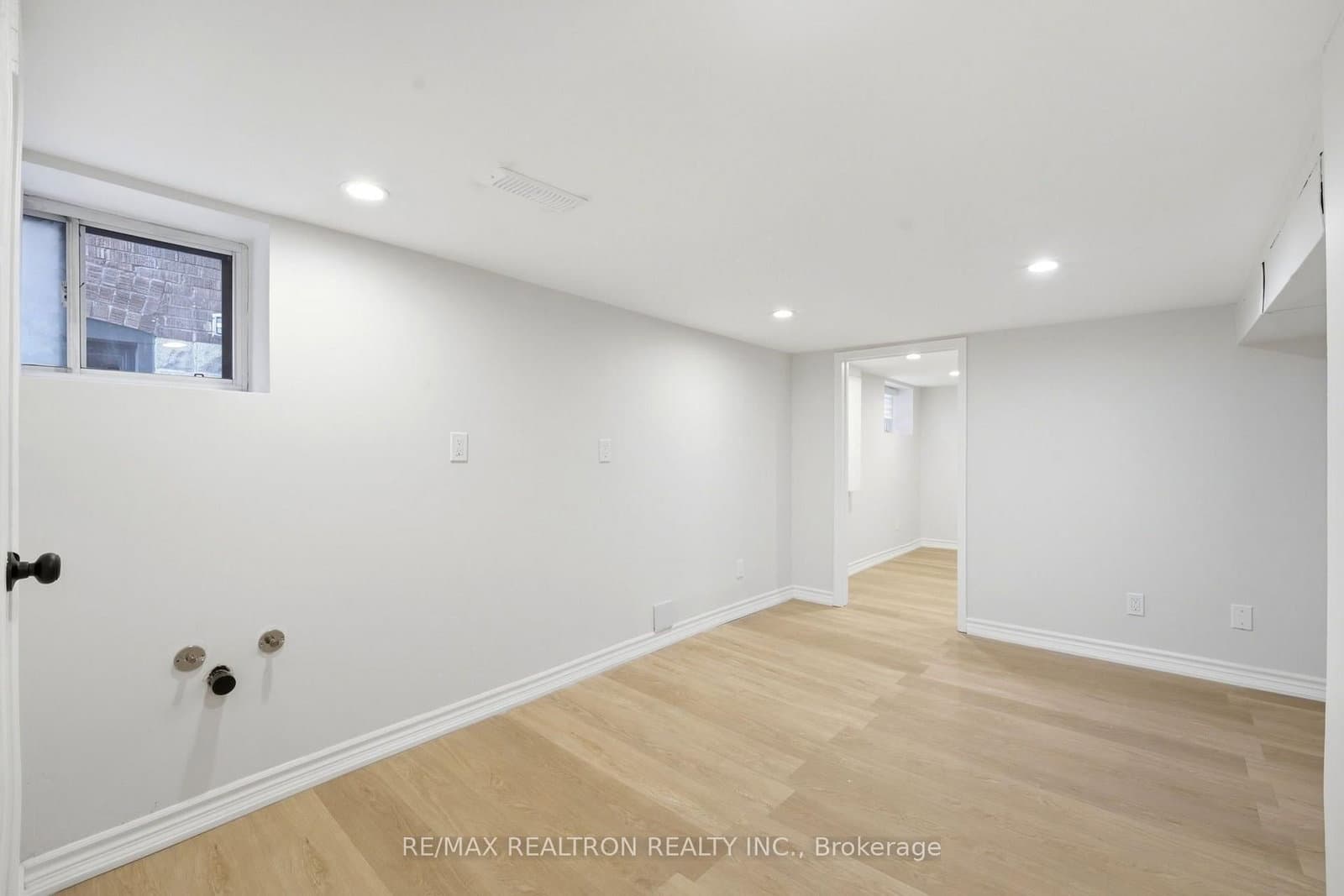1056 Woodbine Avenue W thumbnail 32