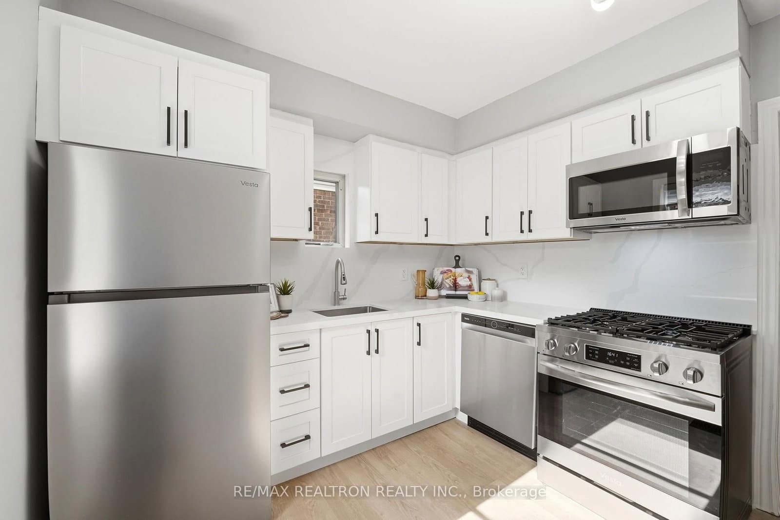 1056 Woodbine Avenue W thumbnail 8