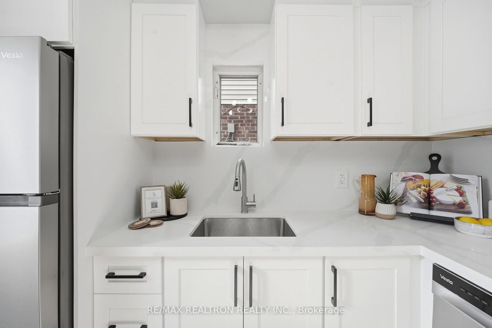 1056 Woodbine Avenue W thumbnail 9