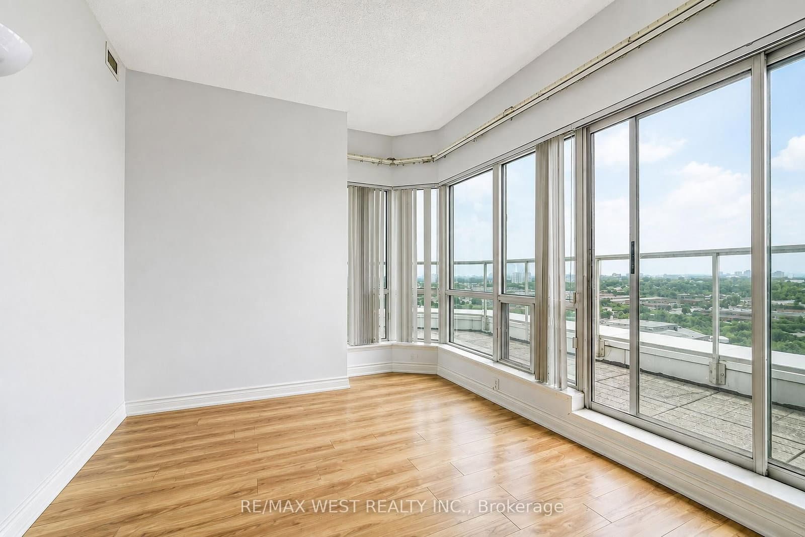 8 Lee Centre Drive, Unit PH103 thumbnail 5